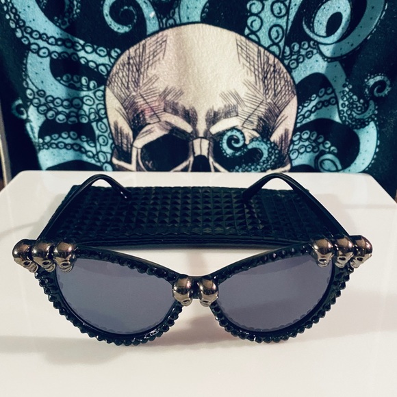 Cat eye black sunglasses with crystals and skulls - Picture 2 of 11